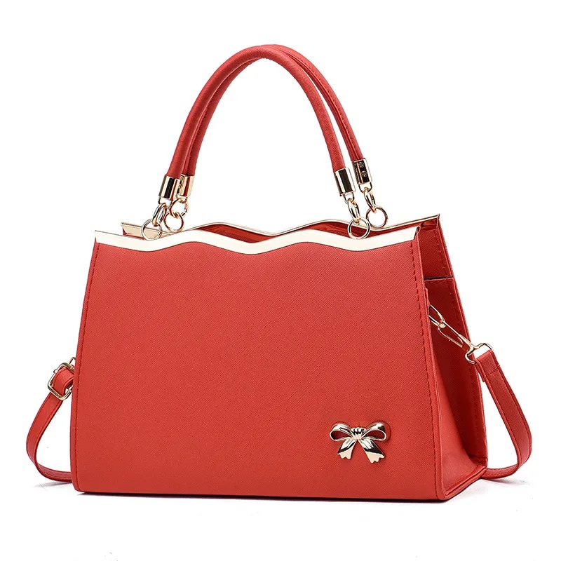 Röd handväska med läckra detaljer