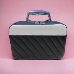 Svart och vit handväska kombinerad sminkväska i härlig retrostil