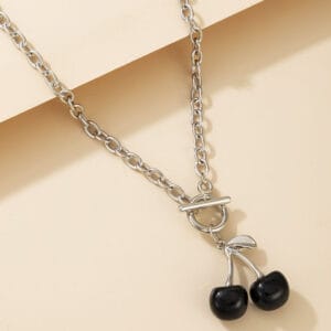 Halsband silverkedja svarta körsbär