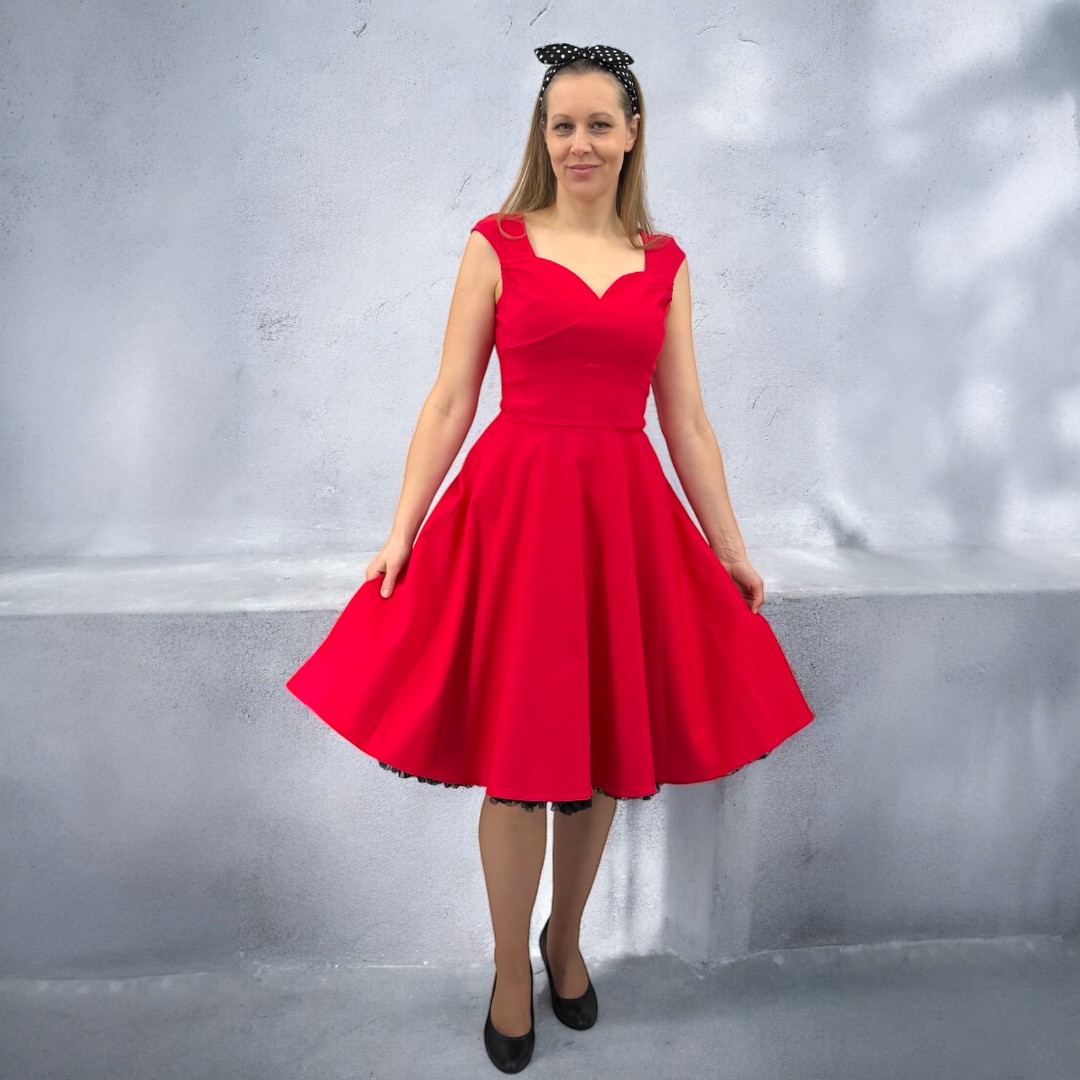 Röd klänning med snygg skärning